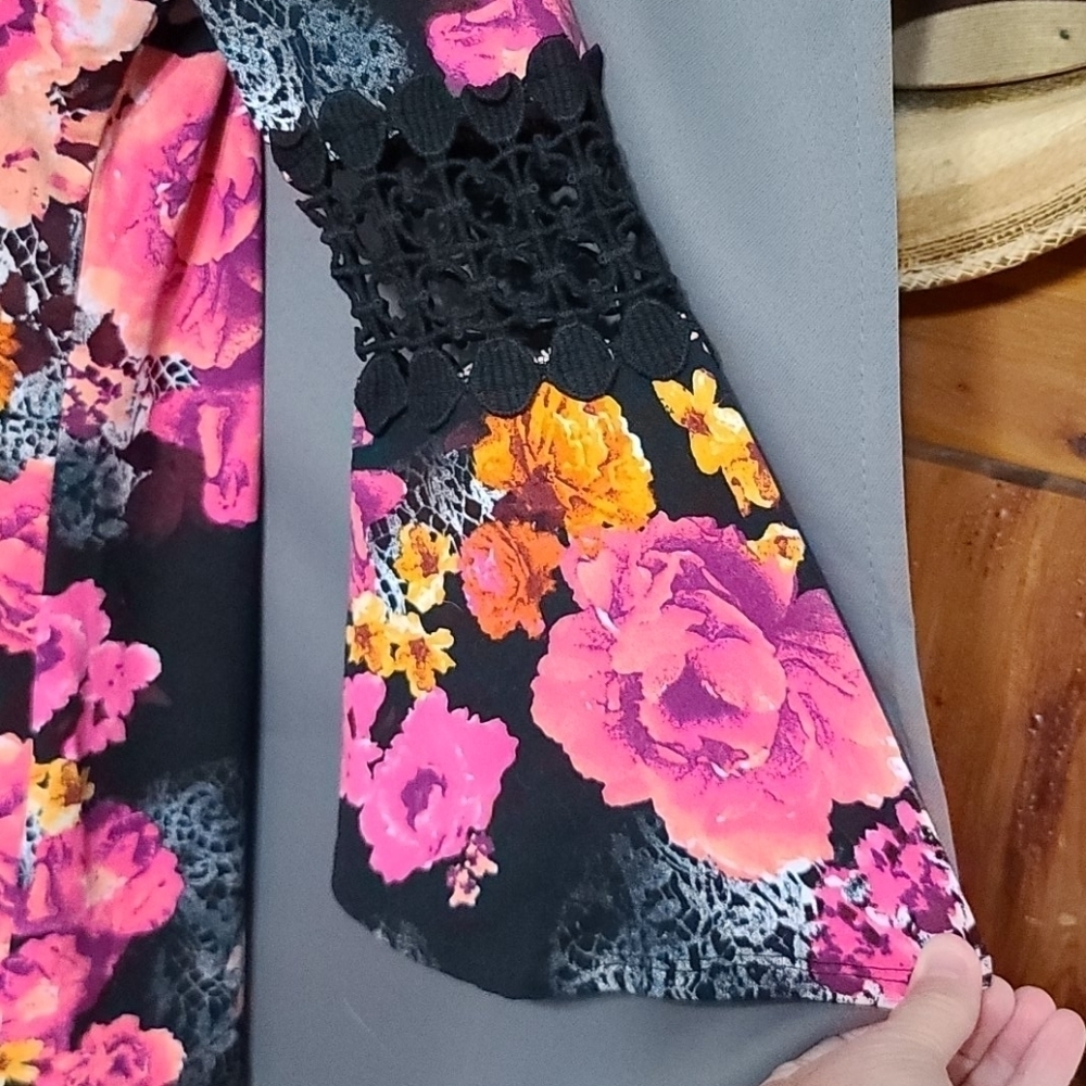 New Directions Soft Colorful Floral Blouse Size‎ S - Picture 3 of 7